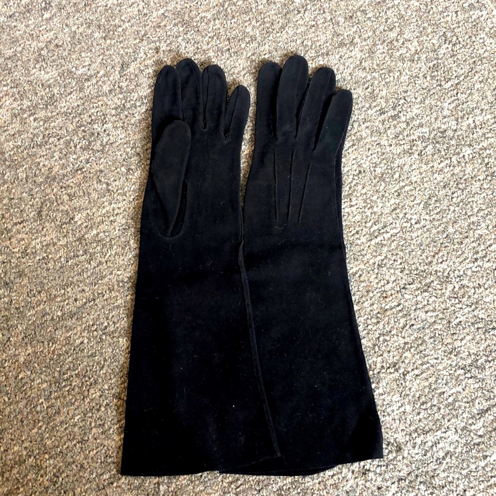 A small size 7. Made in France. Vintage from 1963. A faux leather.